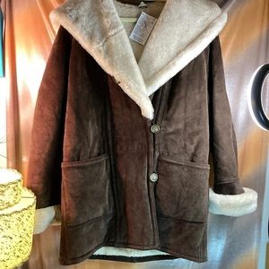 Vintage 90’s brown leather jacket faux shearling lining. 44” chest bag C‎